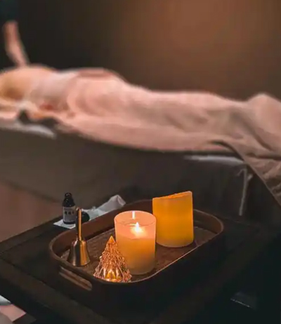 精油SPA，是一种将自然精华与身心疗愈完美结合的养生艺术。在宁静而温馨的SPA空间里，我们精选高品质精油，每一款都蕴含着大自然的独特香气和治愈力量。当精油缓缓渗透肌肤，它们不仅滋养着您的身体，更触动着您的感官，带您进入一个深度放松的状态。我们的精油SPA结合了专业的按摩手法，旨在释放肌肉的紧张，舒缓心灵的压力，让您在轻柔的触摸和精油的香气中，体验到身心合一的和谐。每一次精油SPA都是一次心灵的旅行，让您在忙碌的生活中找到一片宁静，重获内在的平衡与活力。